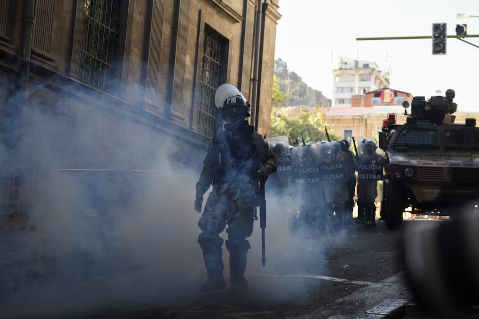 L'armée bolivienne a utilisé un camion en acier pour attaquer le palais présidentiel, photo 1.