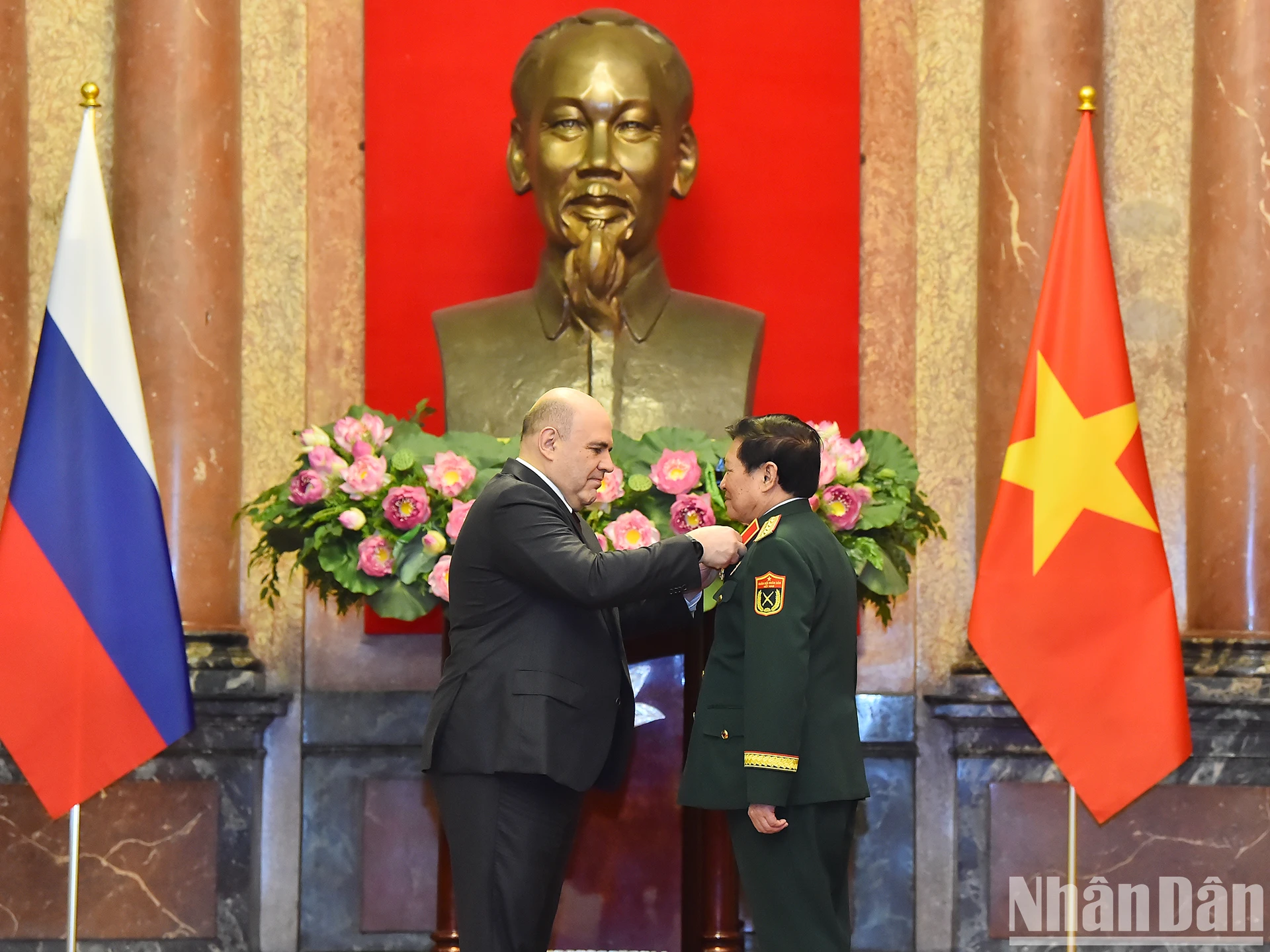 [Foto] Präsident Luong Cuong erhält die Freundschaftsmedaille des Staates der Russischen Föderation Foto 4