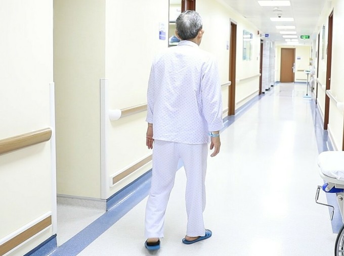 L'état de santé de M. Long est stable depuis la pose de la prothèse ; il peut manger et marcher normalement. Photo : Hôpital général de Tam Anh