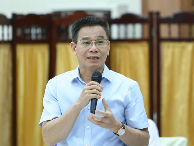 Mr. Duong Van Hao, Head of the Collection Management Department - Book and information card on resolving the regime for more than 206,400 employees with social insurance debts at the press conference on June 5. Photo: Hong Chieu