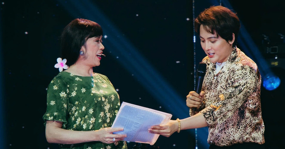 Hoai Linh dressed as a woman to play Dau's wife in Phi Nhung's children's live show