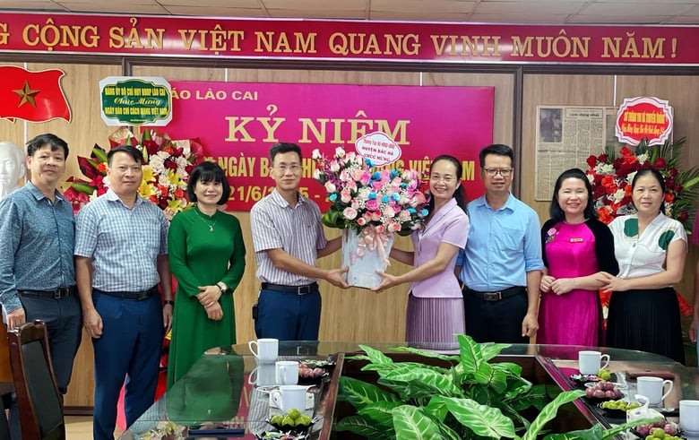 Standing Committee of Bac Ha District Party Committee, People's Council, People's Committee presented flowers to congratulate Lao Cai Newspaper..jpg