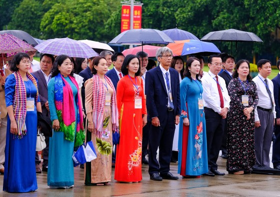 More than 300 typical advanced models in the culture, sports and tourism sectors held a ceremony to report their achievements to Uncle Ho, photo 4