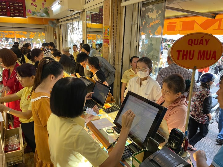 Many people continued to sell gold to make a profit on November 8, even though the price had increased again after yesterday's sharp drop. (Photo: H. L)