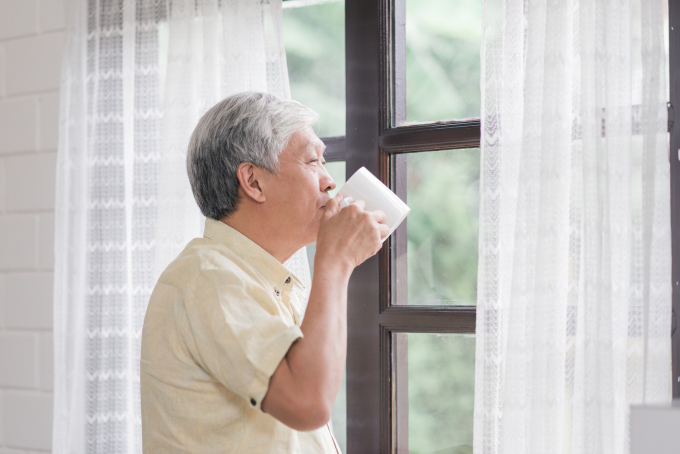 夏には十分な水を飲んで体を冷やすと、呼吸を良く保つことができます。写真: Freepik