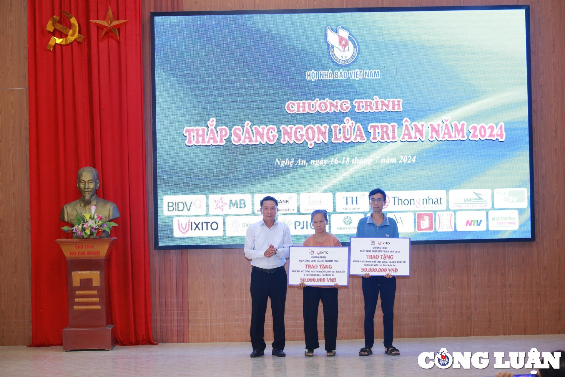 Vietnam News Agency donates gifts to poor families and poor students in high schools, image 10