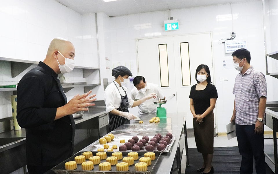 Inspection Team No. 1 of the Hanoi Food Safety and Hygiene Department inspected food safety assurance during the Mid-Autumn Festival at the JW Marriott Hotel Hanoi.