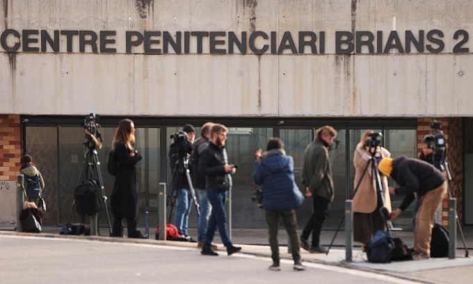 Media are constantly on standby outside Brians 2 prison - where Dani Alves is being held - waiting to report new developments in the case of the Brazilian defender accused of sexual assault. Photo: Reuters