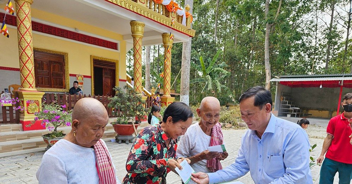 Den Khmer werden Chol Chnam Thmay-Geschenke überreicht