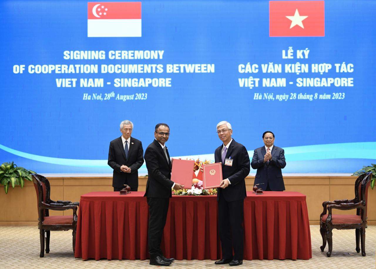 - Vietnam side: Vice Chairman of Ho Chi Minh City People's Committee Vo Van Hoan. - Singapore side: Executive Director of Asia Campus Lavan Thiru.