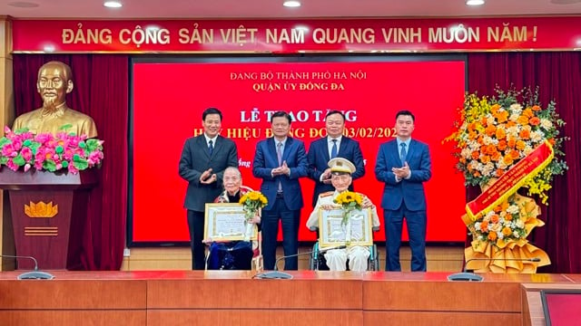 Head of the City Party Committee's Organization Committee Vu Duc Bao presented the Party Badge in Dong Da district.