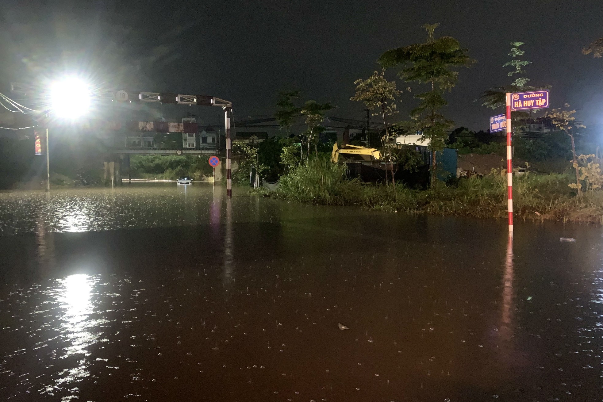 大雨、夜にハノイの通りが冠水 写真10