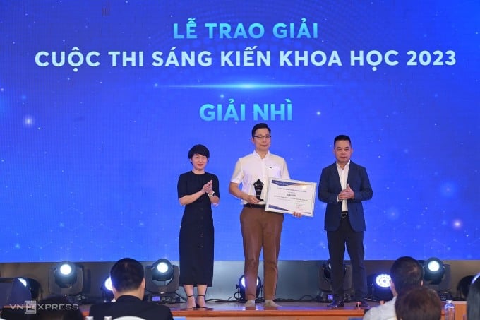 BSCK II Pham Trung Hieu was awarded second prize for his product of a surgical guidance device for knee replacement. Photo: Giang Huy