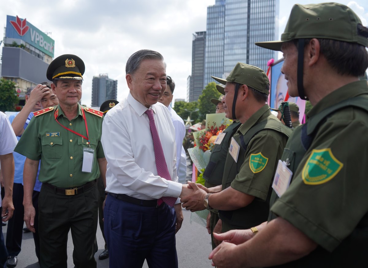 Le président To Lam assiste à la cérémonie de lancement de la force de sécurité et d'ordre populaire à Ho Chi Minh-Ville