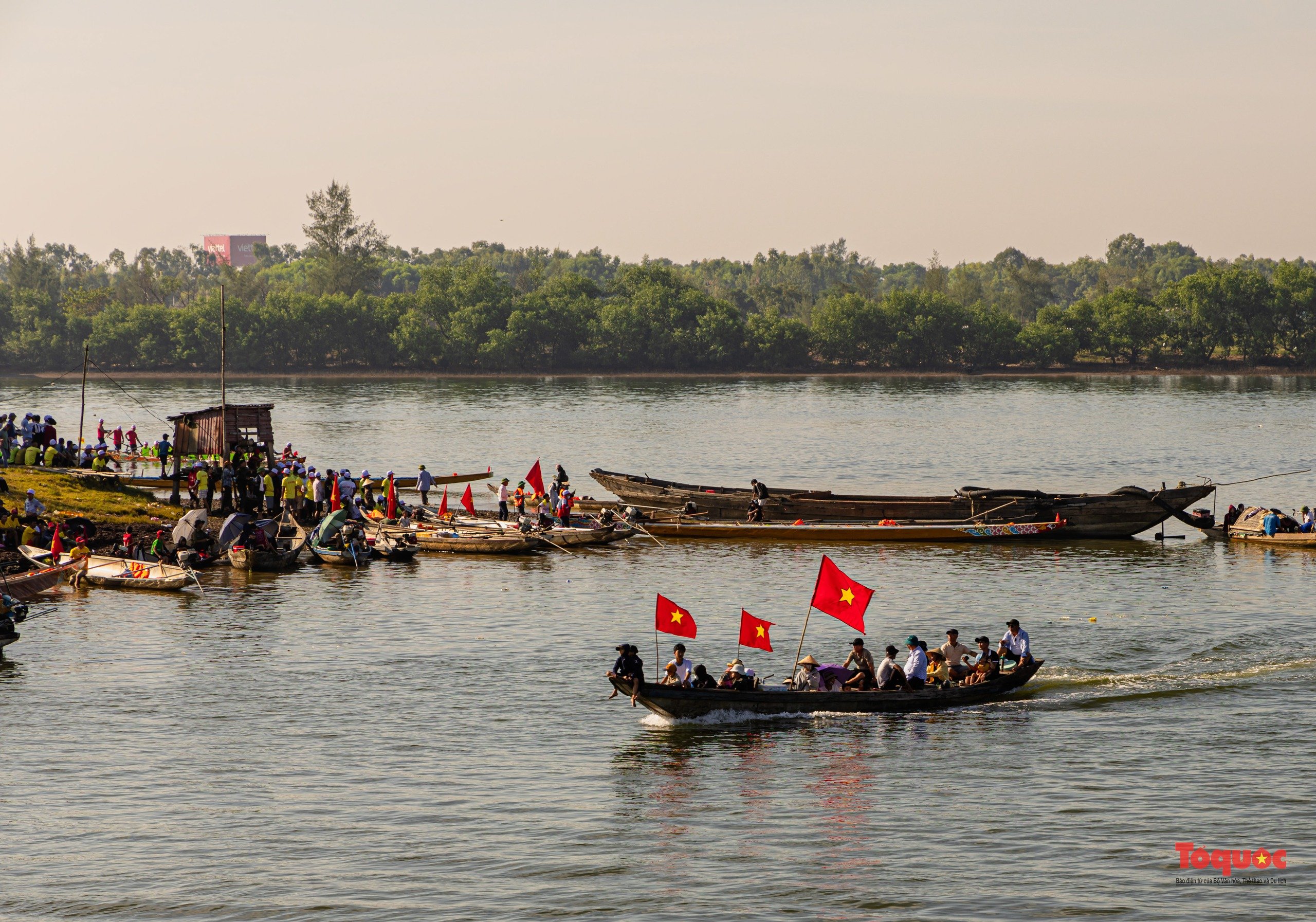 Hào hững lễ hội đua bơi cầu "mưa thuận gió hoà" trên dòng sông Nhật Lệ - Ảnh 16.