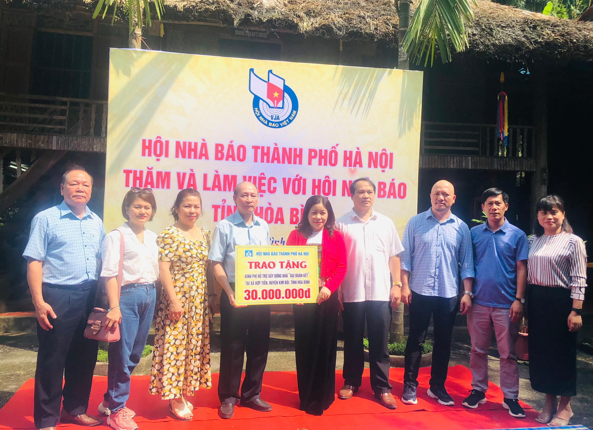 L'Association des journaux de Hanoi soutient la construction de la Maison de la Grande Unité à Binh Hoa, Image 2