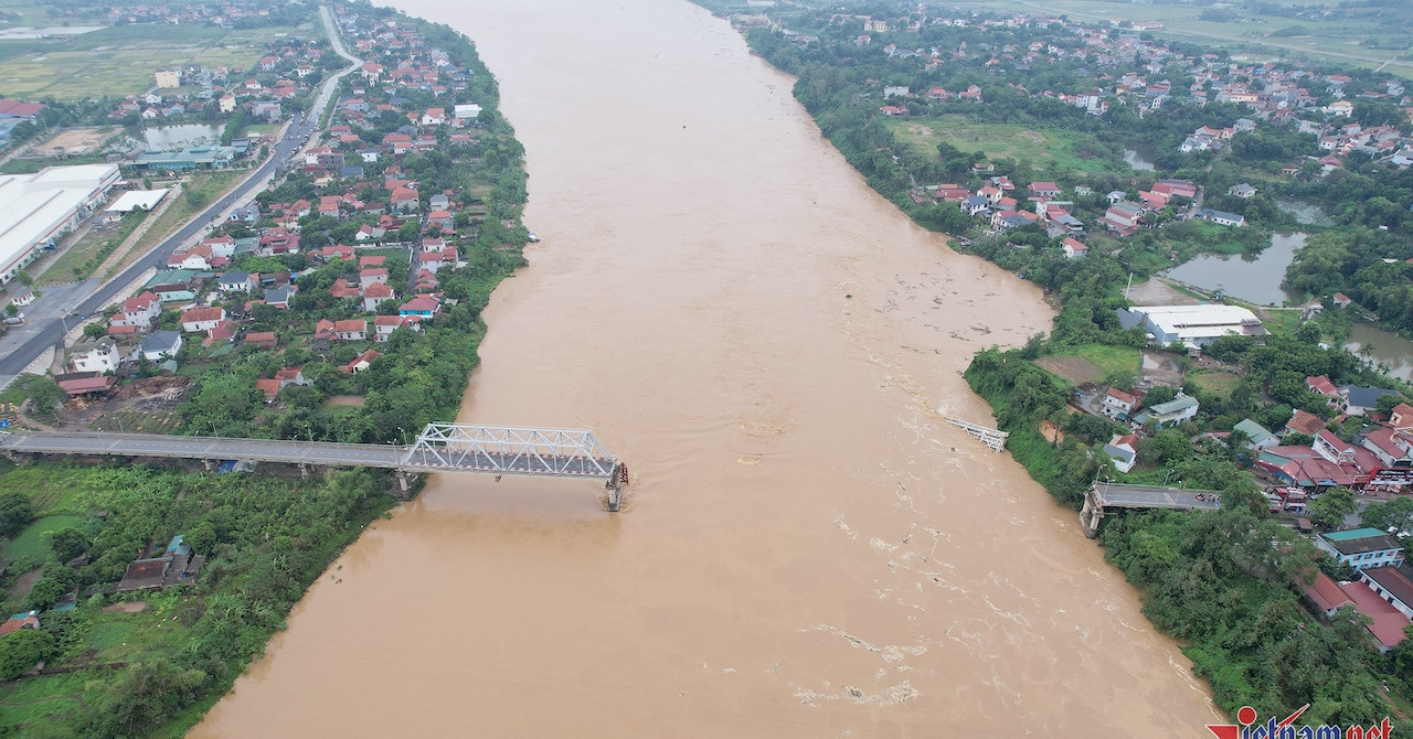 Ministry of Transport pushes construction progress of new Phong Chau bridge to be completed by 2025