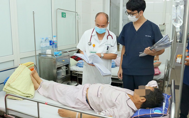 Sán bám chặt hai lá phổi sau khi ăn gỏi cua sống - Ảnh 1.
