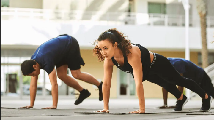 Los ejercicios de burpee aumentan el metabolismo y queman energía rápidamente.