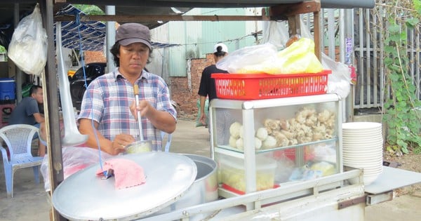 Người đàn ông nấu nấu tô hủ tiếu ngon đến muỗng cuối cùng, nhiều khách quay lại ăn