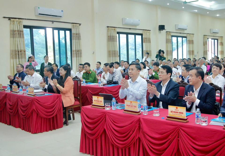 Delegates attend voter meetings in Ba Vi district.