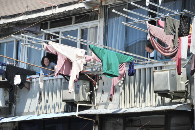 Two people chat while drying clothes in Shanghai, April 2022. Photo: VCG