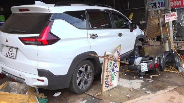 Narrow escape when 7-seater car crashes straight into car wash photo 1