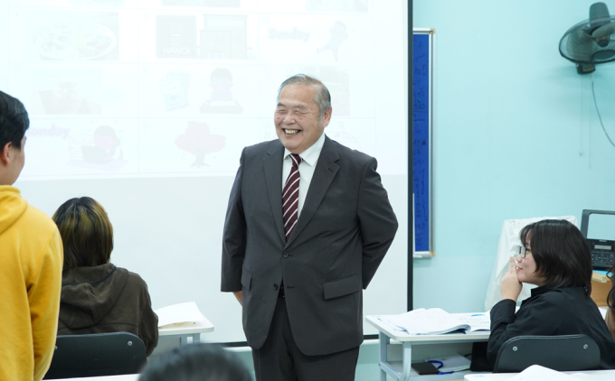 M. Morita en classe le 20 novembre. Photo : HANU