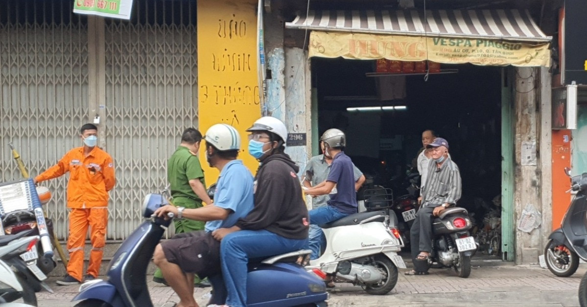 Hai người tử vong trên mái tôn tiệm sửa xe Vespa ở TP.HCM, nghi bị điện giật