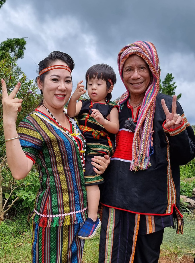 Vợ chồng Bảo Chung đưa con trai lên quê ngoại ở Đăk Lăk tham quan vườn cà phê vào năm ngoái. Ảnh: Nhân vật cung cấp