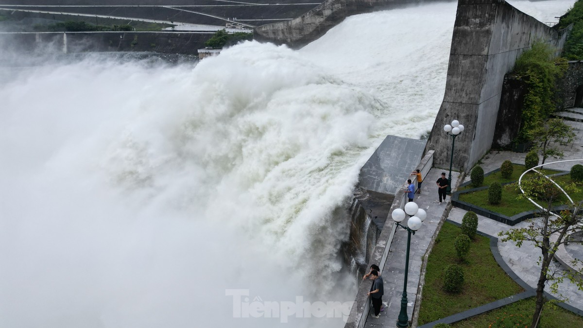 CLIP: People flock to Hoa Binh Hydropower Plant to watch flood discharge photo 11