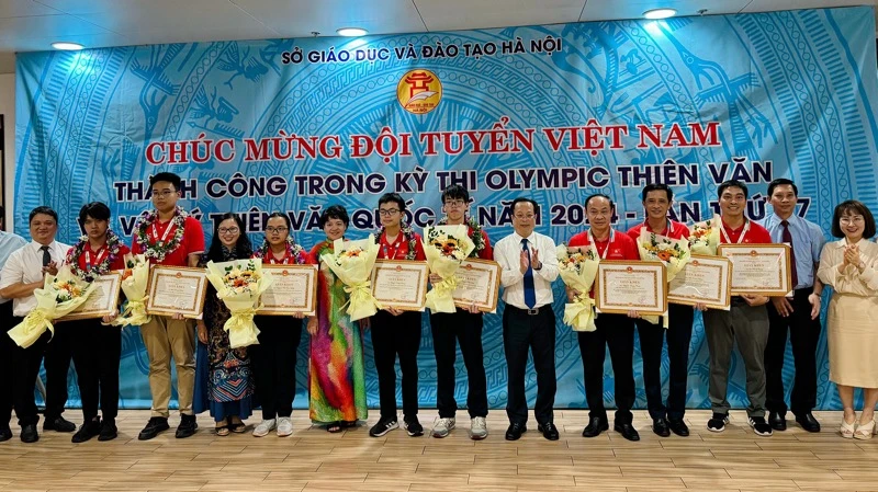 Đón đoàn học sinh Hà Nội về từ kỳ thi Olympic Thiên văn học và Vật lý Thiên văn quốc tế