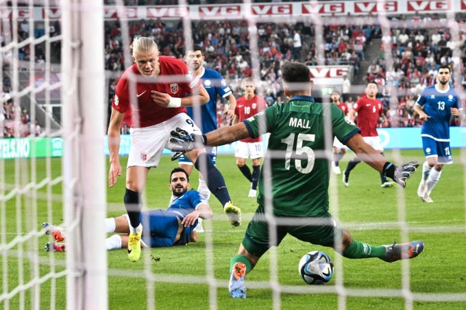 Haaland in a situation threatening the Cyprus goal. Photo: VG