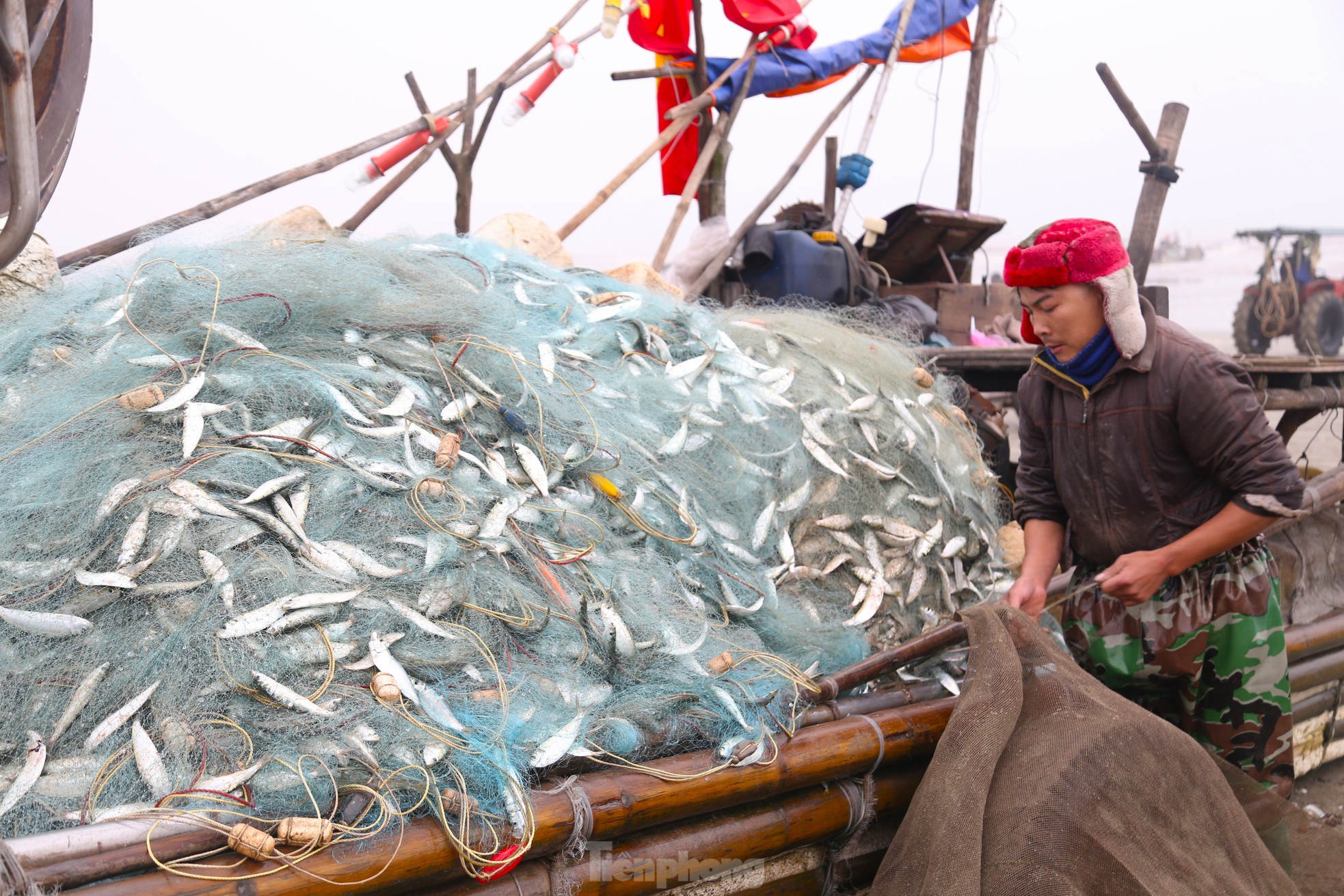 真夜中、波に乗っていると、漁師は「高タンパク」の魚を捕まえた。その魚を外すのに手が疲れていた。写真7