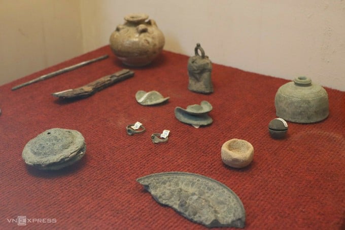 Des objets en céramique et en métal ont également été découverts lors des fouilles de la tour Po Tam en 2013. Photo : Viet Quoc