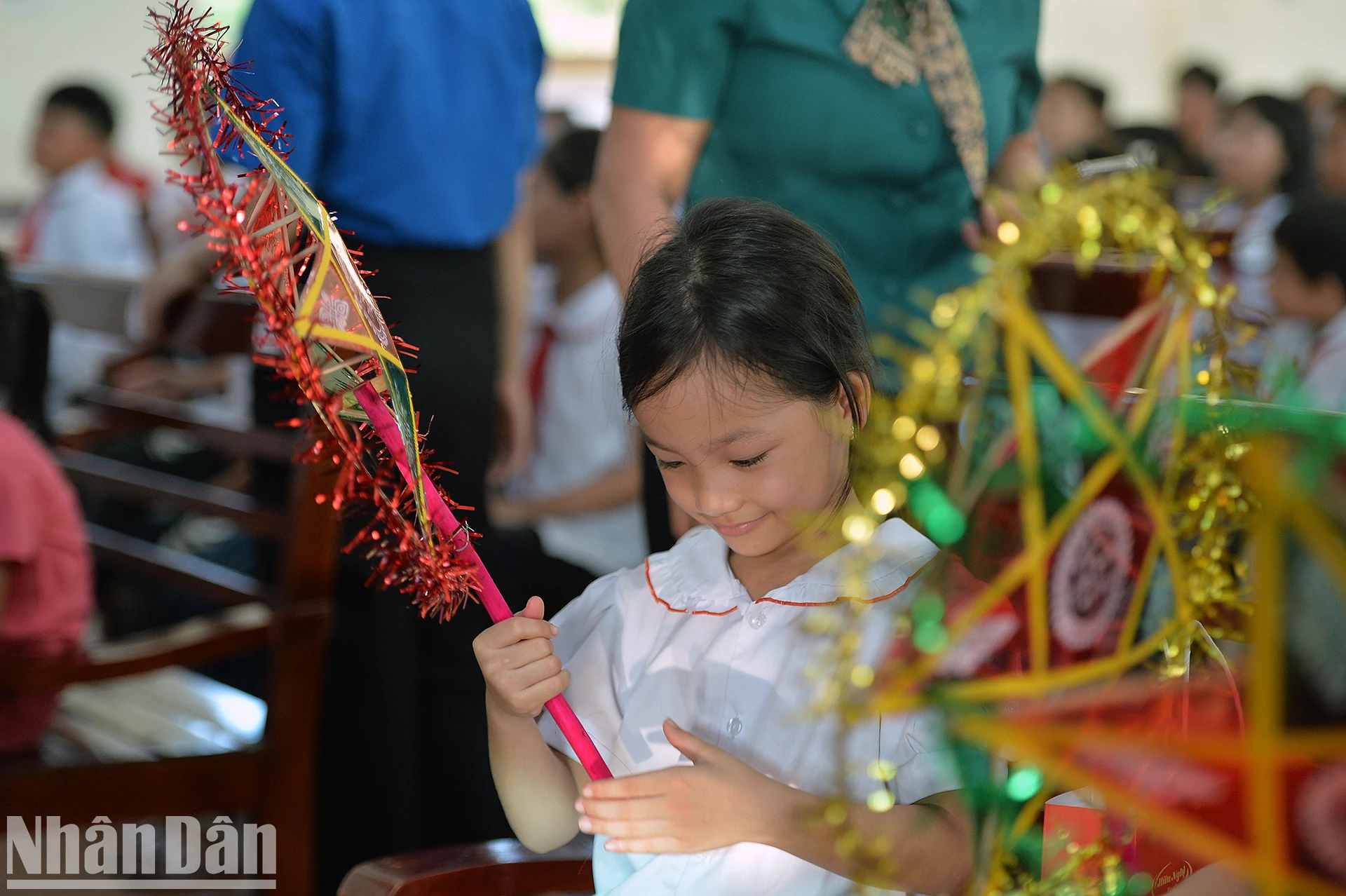 [ภาพ] พาเด็กๆ ในพื้นที่ประสบภัยน้ำท่วม ฉลองเทศกาลไหว้พระจันทร์ล่วงหน้า ภาพที่ 9