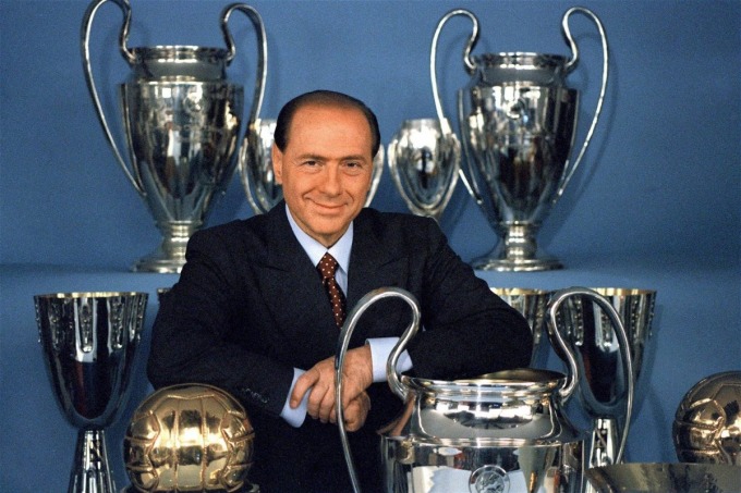 Berlusconi trong một lần chụp ảnh với bộ sưu tập danh hiệu của Milan trong thập niên 1980, 1990. Ảnh: AC Milan