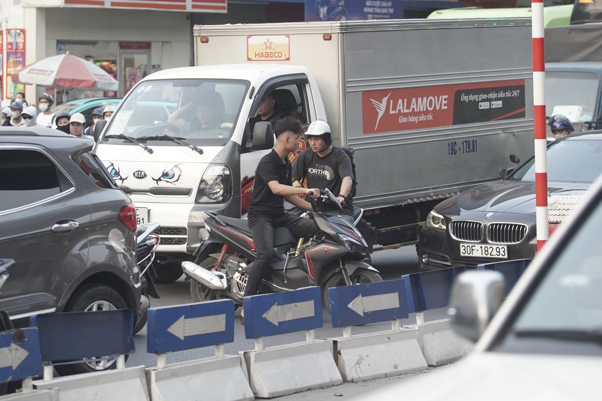 Horrifying scene of people risking their lives to 'cut' the front of a car, rushing through traffic to get into Thanh Xuan underpass photo 16