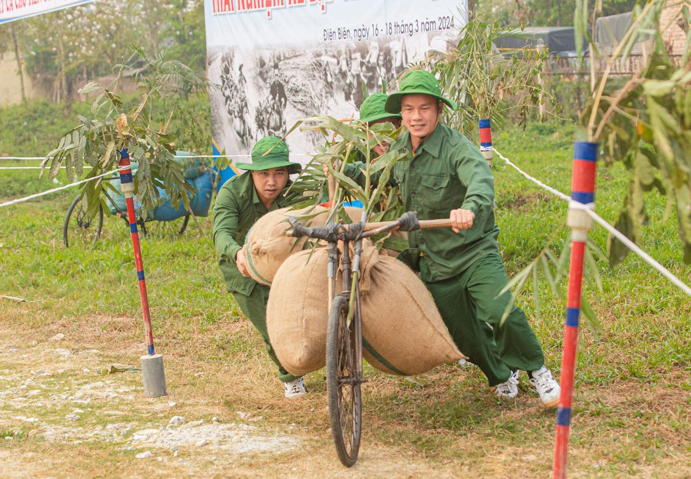 Các đội thi tranh tài kịch tính trong hội thi đẩy xe thồ, tải đạn - Ảnh: TƯ HẠ