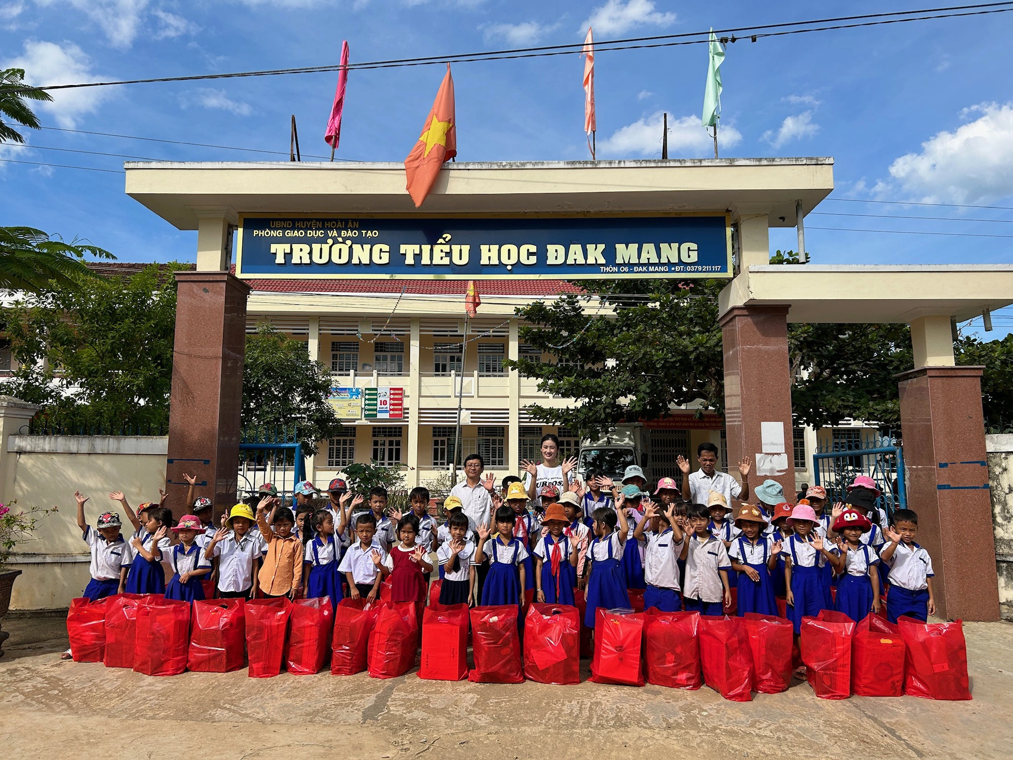 Clip Hoa hậu Ý Nhi xin lỗi công chúng và gửi lời chào đi du học tại Úc - Ảnh 6.