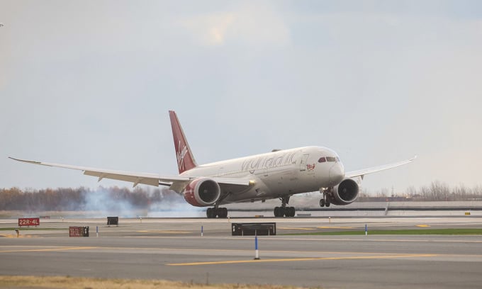 Máy bay Boeing 787 của Virgin Atlantic đến Sân bay Quốc tế John F. Kennedy, hoàn thành chuyến bay xuyên Đại Tây Dương đầu tiên sử dụng 100% nhiên liệu hàng không bền vững. Ảnh: Brendan McDermid/Reuters