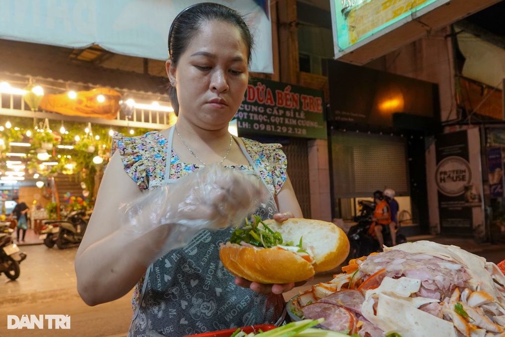 Bà chủ quán bánh mì 40 năm tuổi tiết lộ bí quyết bán 2.000 ổ/ngày - 4