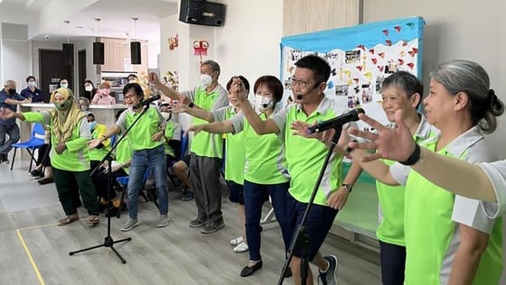 Personas mayores actúan en un hogar de ancianos en Singapur.