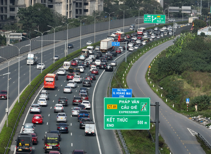 Fahrzeuge, die am Verkehr auf der Autobahn in Hanoi teilnehmen. Foto: Ngoc Thanh