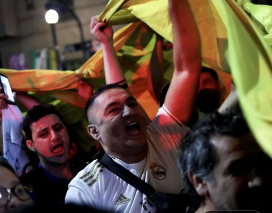 Người dân Argentina xuống đường mừng chiến thắng của ông Javier Milei. Ảnh: Reuters