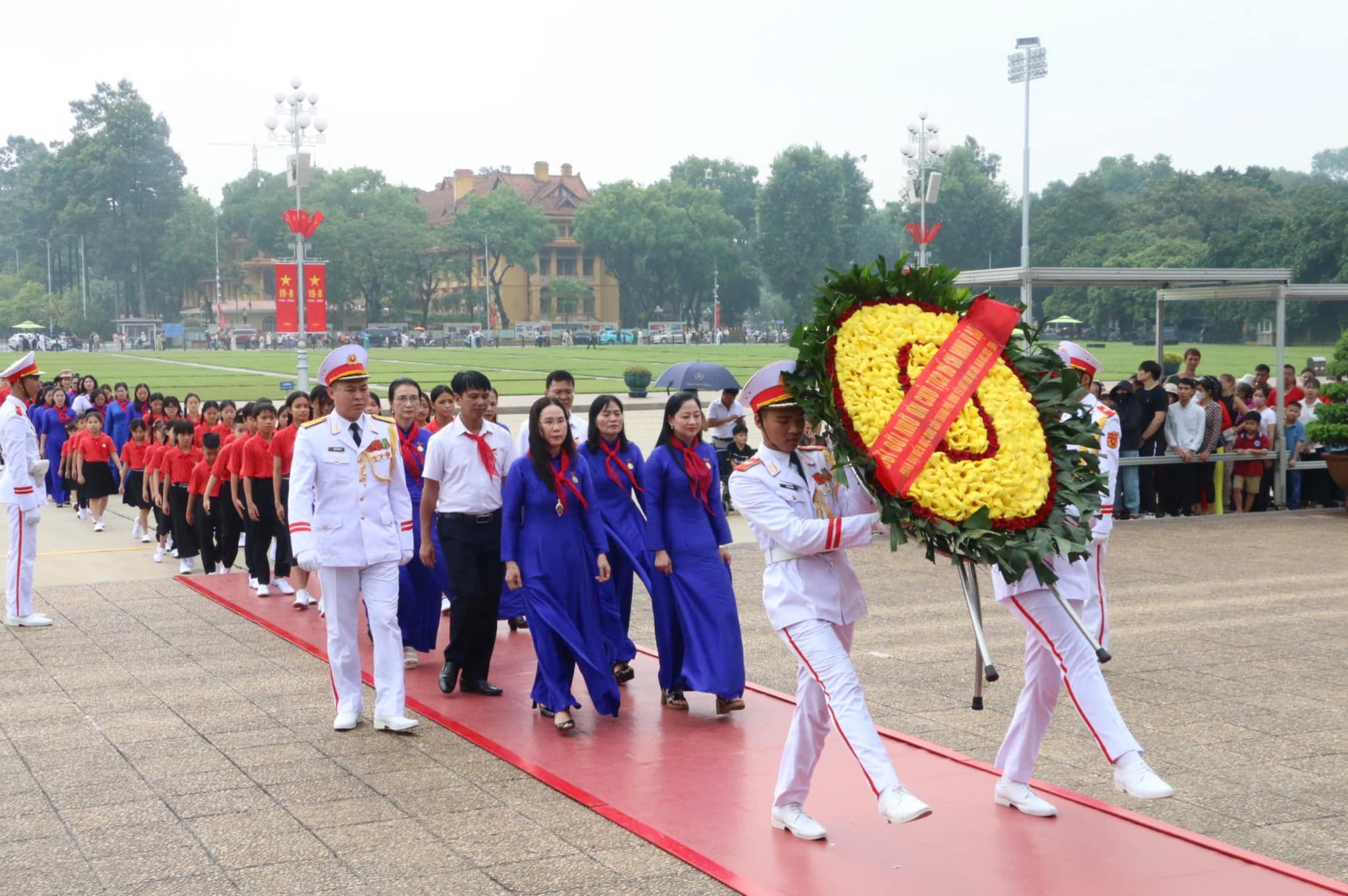 Hội LHPN Hưng Yên: Trên 1 tỷ đồng hỗ trợ trẻ mồ côi, có hoàn cảnh khó khăn nhân dịp năm học mới- Ảnh 1.