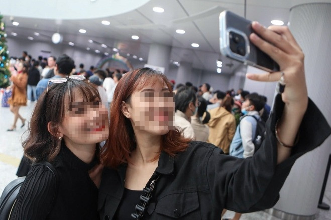 Les passagers de la ligne 1 du métro se déshabillent innocemment et se penchent par la fenêtre pour prendre des « photos virtuelles »