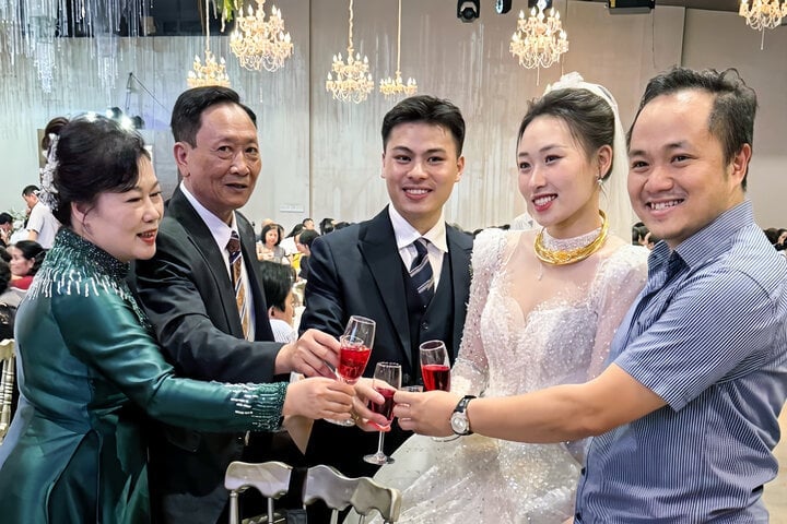 El doctor Kien (a la derecha) el día de la boda del paciente. (Foto proporcionada por el médico)