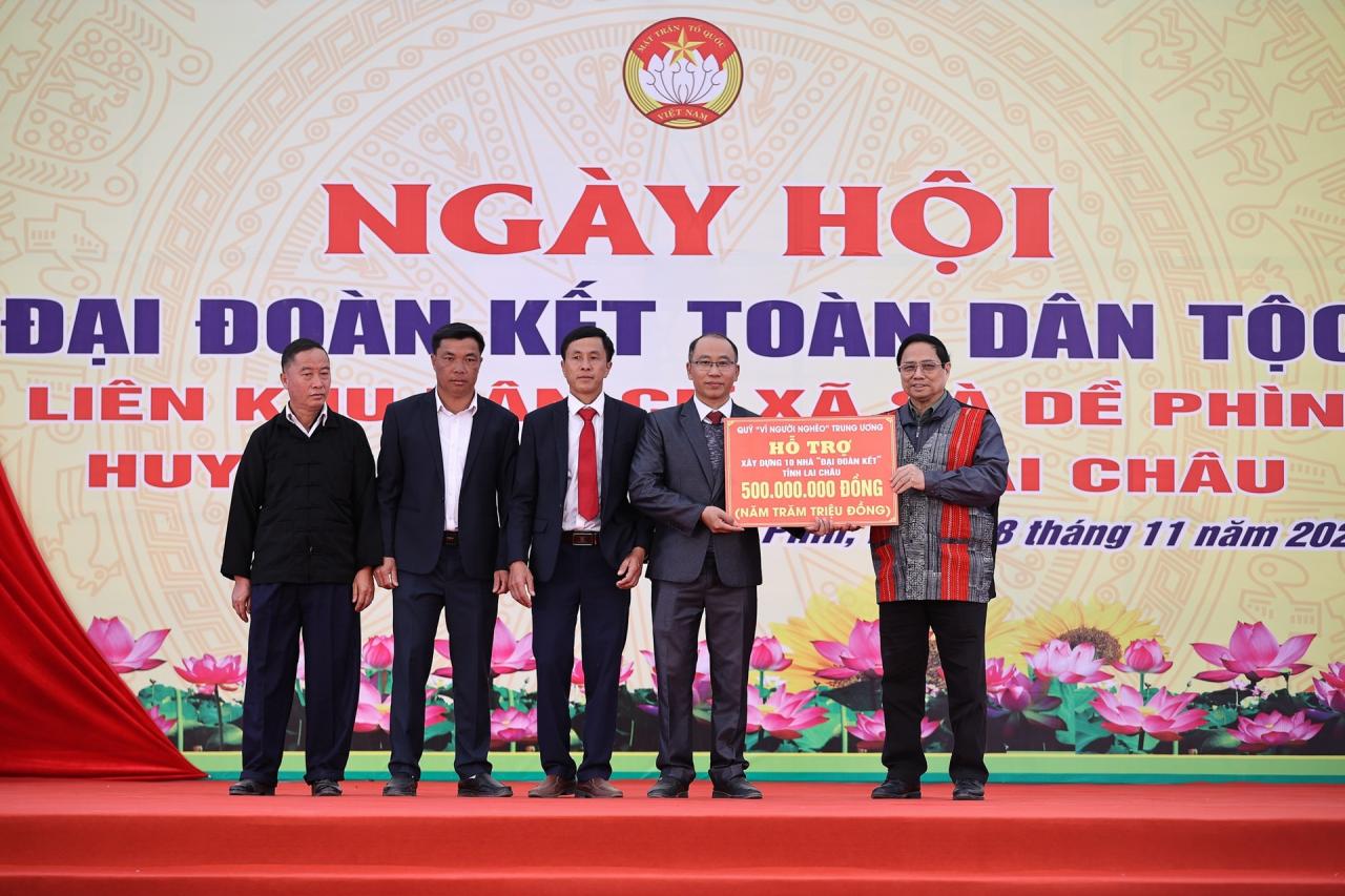 Thủ tướng nắm tay, nhảy cùng đồng bào dân tộc trong ngày hội Đại đoàn kết - 12