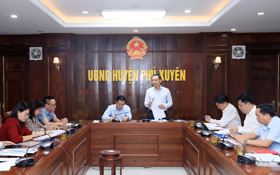 El presidente del Comité Popular del Distrito de Phu Xuyen, Le Van Binh, informó al equipo de investigación